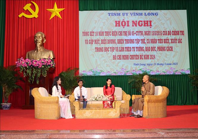 Các cá nhân tiêu biểu, xuất sắc trong học tập và làm theo tư tưởng, đạo đức, phong cách Hồ Chí Minh chuyên đề năm 2024 tham gia tọa đàm tại hội nghị. Ảnh: Phạm Minh Tuấn-TTXVN.