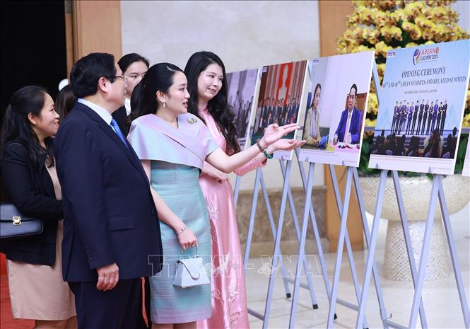 Thủ tướng Phạm Minh Chính và Thủ tướng Vương quốc Thái Lan Paetongtarn Shinawatra tham quan Trưng bày ảnh về quan hệ hợp tác giữa hai nước do Thông tấn xã Việt Nam thực hiện. Ảnh: Dương Giang-TTXVN