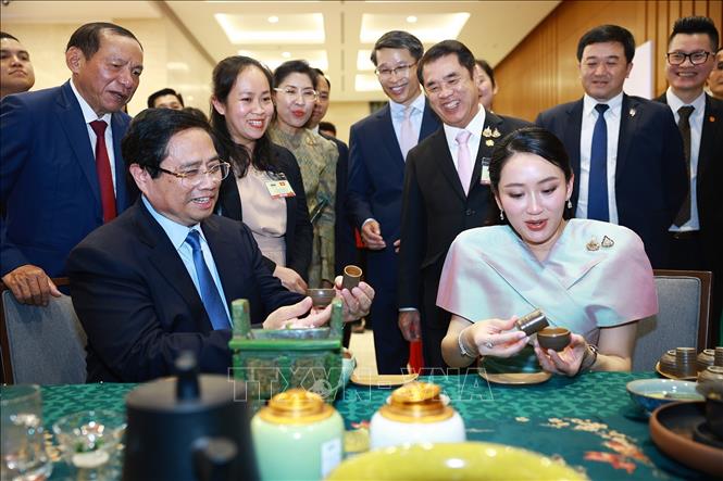 Thủ tướng Phạm Minh Chính và Thủ tướng Vương quốc Thái Lan Paetongtarn Shinawatra thưởng thức trà truyền thống của Việt Nam. Ảnh: Dương Giang-TTXVN 