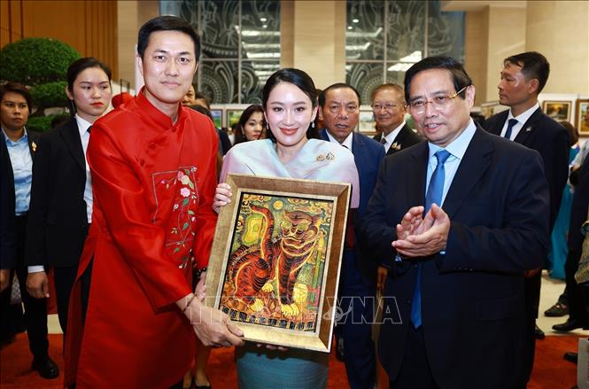 Thủ tướng Phạm Minh Chính tặng Thủ tướng Vương quốc Thái Lan Paetongtarn Shinawatra bức tranh sơn mài truyền thống. Ảnh: Dương Giang-TTXVN 