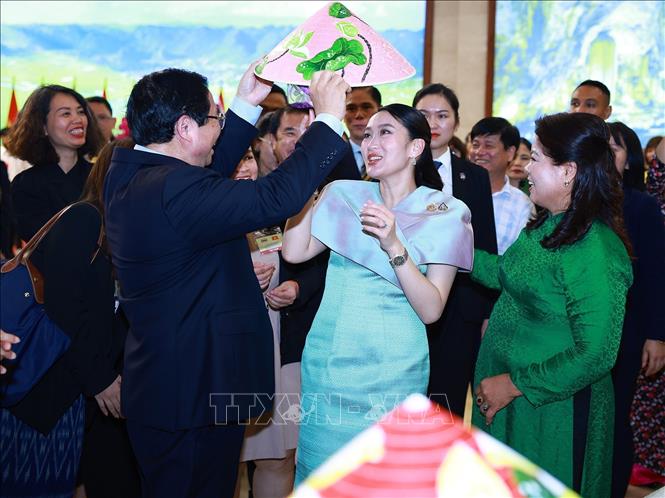 Thủ tướng Phạm Minh Chính đội nón lá làng Chuông cho Thủ tướng Vương quốc Thái Lan Paetongtarn Shinawatra. Ảnh: Dương Giang-TTXVN
