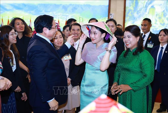 Thủ tướng Phạm Minh Chính đội nón lá làng Chuông cho Thủ tướng Vương quốc Thái Lan Paetongtarn Shinawatra. Ảnh: Dương Giang-TTXVN