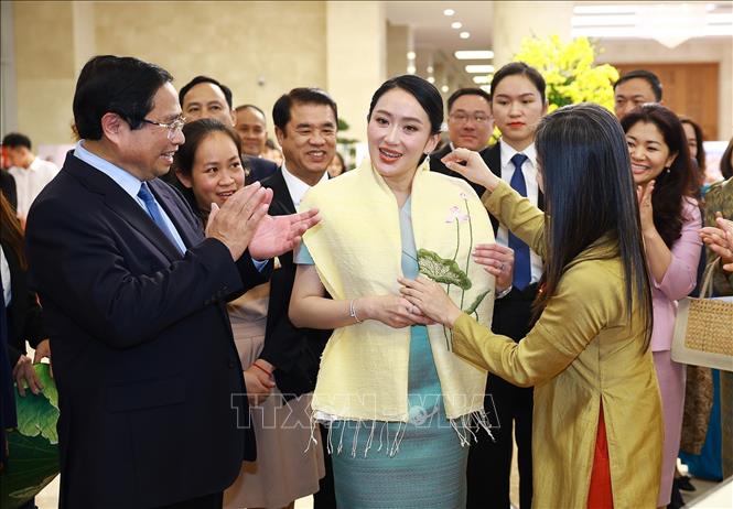 Vietnamese artisan presents an embroidered scarf to Thai Prime Minister Paetongtarn Shinawatra. VNA Photo: Dương Giang