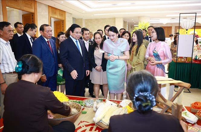 Thủ tướng Phạm Minh Chính và Thủ tướng Vương quốc Thái Lan Paetongtarn Shinawatra xem các nghệ nhân làm sản phẩm thêu tay truyền thống. Ảnh: Dương Giang-TTXVN 