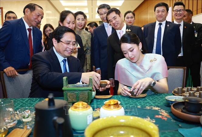 Thủ tướng Phạm Minh Chính và Thủ tướng Vương quốc Thái Lan Paetongtarn Shinawatra thực hiện cách thức pha trà truyền thống của Việt Nam. Ảnh: Dương Giang-TTXVN 