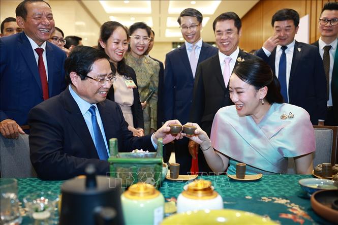 Prime Minister Pham Minh Chinh and his visiting Thai counterpart Paetongtarn Shinawatra enjoy Vietnamese traditional tea. VNA Photo: Dương Giang