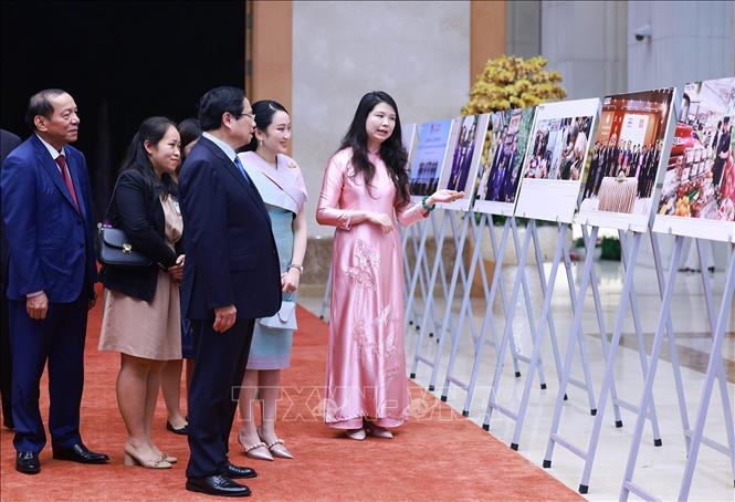 Prime Minister Pham Minh Chinh and his visiting Thai counterpart Paetongtarn Shinawatra view the photo exhibition. VNA Photo: Dương Giang