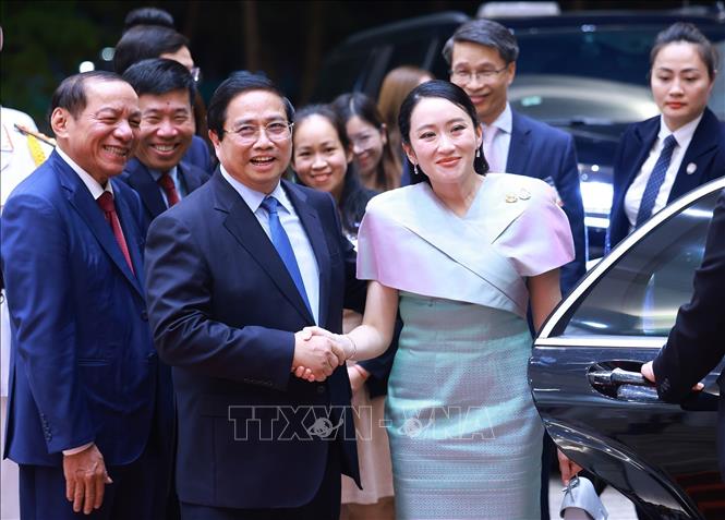 Prime Minister Pham Minh Chinh welcomes Thai Prime Miniser Paetongtarn Shinawatra. VNA Photo: Dương Giang