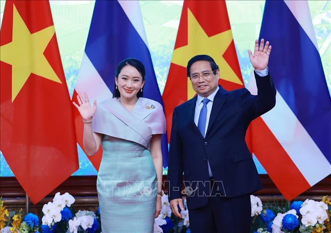 Prime Minister Pham Minh Chinh welcomes Thai Prime Minister Paetongtarn Shinawatra. VNA Photo: Dương Giang