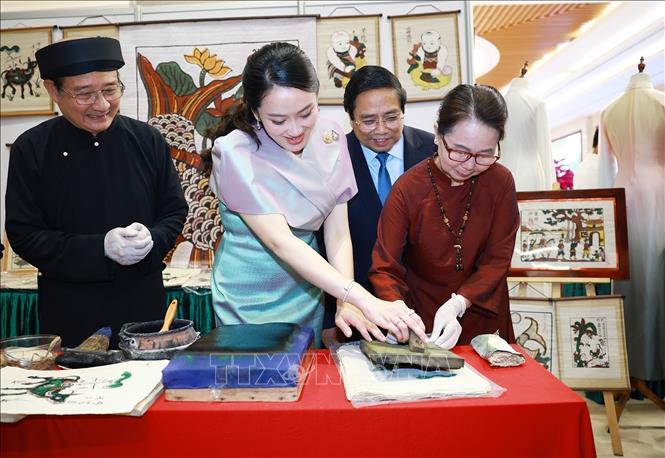 Thai Prime Minister Paetongtarn Shinawatra experiences making Dong Ho folk painting. VNA Photo: Dương Giang