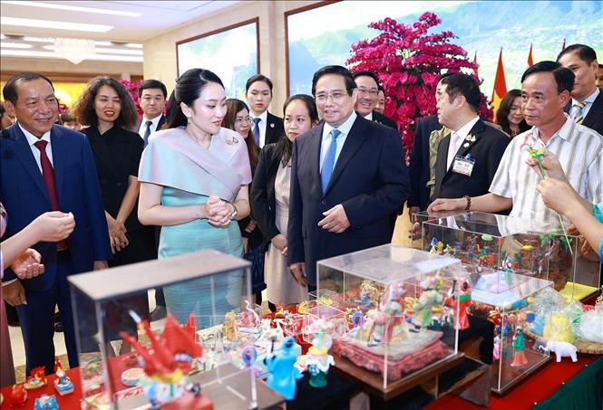 Prime Minister Pham Minh Chinh and his visiting Thai counterpart Paetongtarn Shinawatra view To he clay toys from Xuan La craft village. VNA Photo: Dương Giang