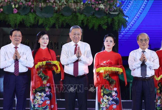 Tổng Bí thư Tô Lâm và các đại biểu thực hiện nghi thức cắt băng khánh thành Tượng “Bác Hồ về thăm quê”. Ảnh: Thống Nhất – TTXVN


