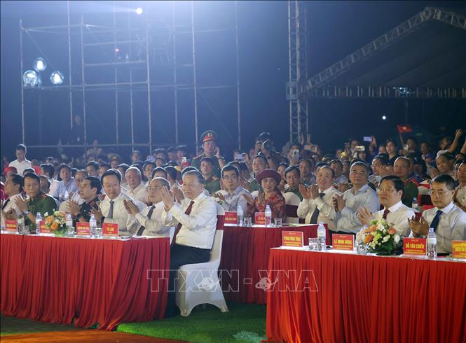 Tổng Bí thư Tô Lâm và các đại biểu dự khai mạc Lễ hội Làng Sen. Ảnh: Thống Nhất – TTXVN
