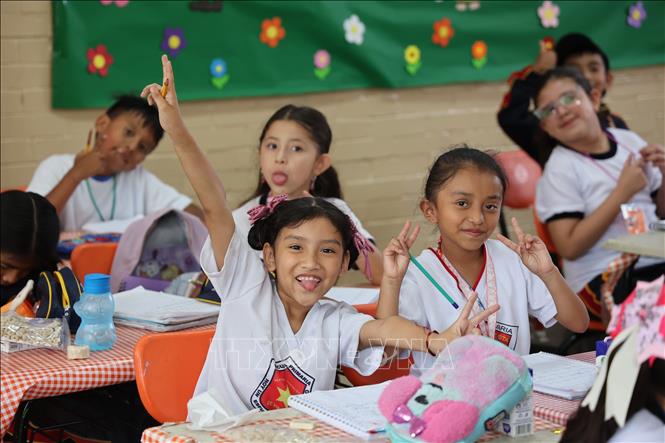 Fifth grade students wearing the Vietnam flag uniforms at the school. VNA Photo: Phi Hùng 