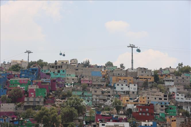 Every day, students take a cable car ride to the school. VNA Photo: Phi Hùng