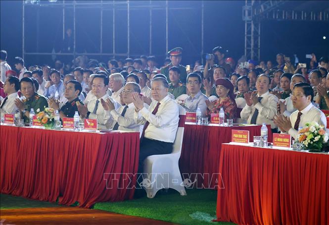 Tổng Bí thư Tô Lâm và các đại biểu dự khai mạc Lễ hội Làng Sen. Ảnh: Thống Nhất – TTXVN