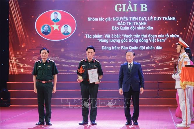 Ban tổ chức trao giải B cho các tác giả đoạt giải. Ảnh: Minh Quyết - TTXVN