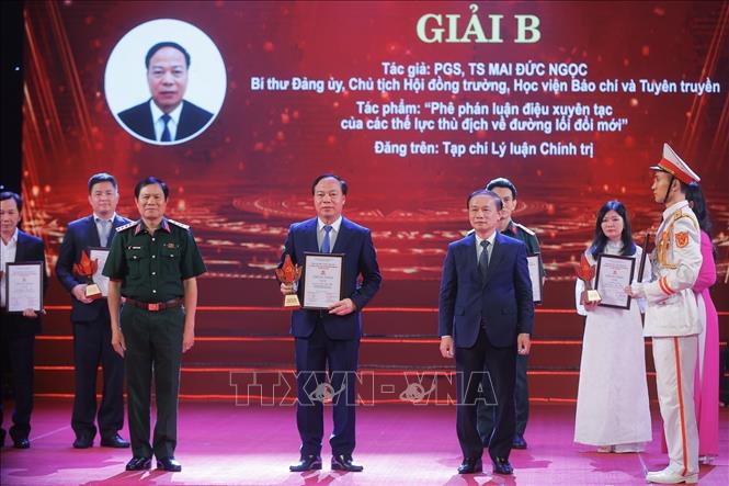 Ban tổ chức trao giải B cho các tác giả đoạt giải. Ảnh: Minh Quyết - TTXVN