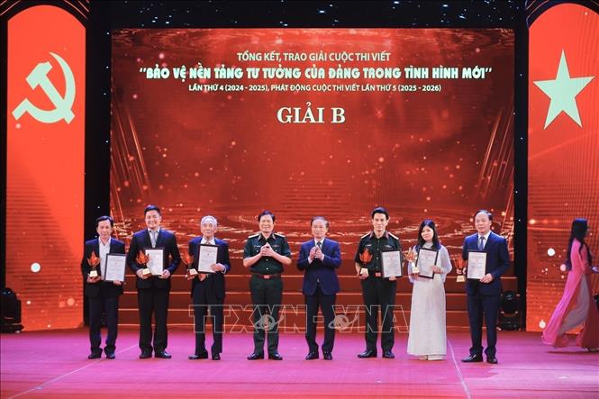 Ban tổ chức trao giải B cho các tác giả đoạt giải. Ảnh: Minh Quyết - TTXVN