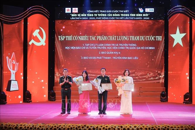 Ban tổ chức tặng Giấy khen cho các tập thể có nhiều tác phẩm chất lượng tham dự cuộc thi. Ảnh: Minh Quyết - TTXVN