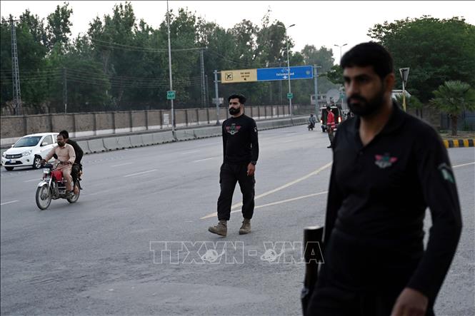 Nhân viên an ninh gác tại tuyến đường dẫn tới căn cứ không quân Nur Khan ở Rawalpindi, Pakistan ngày 10/5/2025. Ảnh: THX/TTXVN