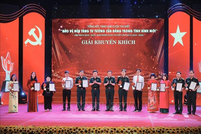 Ban tổ chức trao giải Khuyến khích cho các tác giả đoạt giải. Ảnh: Minh Quyết - TTXVN