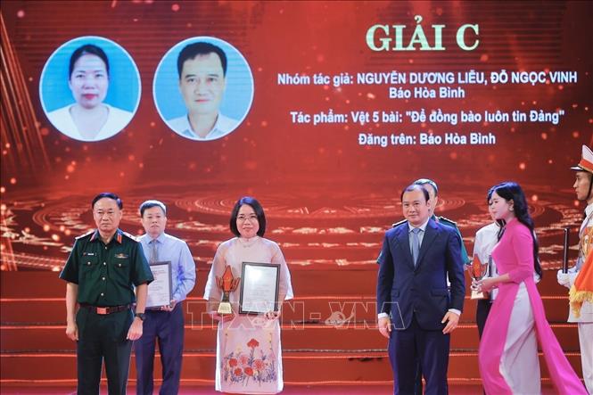Ban tổ chức trao giải C cho các tác giả đoạt giải. Ảnh: Minh Quyết - TTXVN