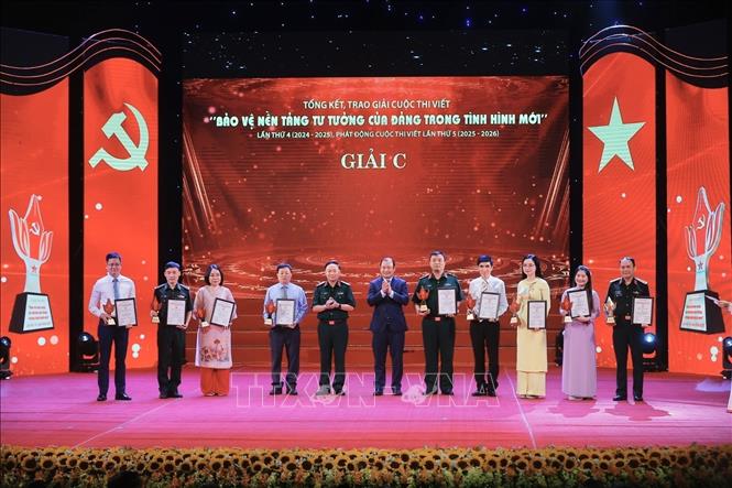 Ban tổ chức trao giải C cho các tác giả đoạt giải. Ảnh: Minh Quyết - TTXVN