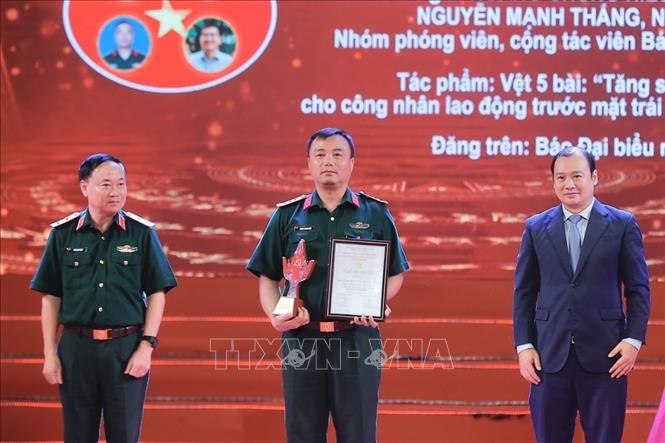 Ban tổ chức trao giải C cho các tác giả đoạt giải. Ảnh: Minh Quyết - TTXVN