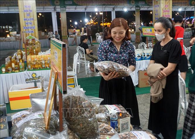 Người dân tham quan, mua sắm tại triển lãm. Ảnh: Trịnh Bang Nhiệm - TTXVN