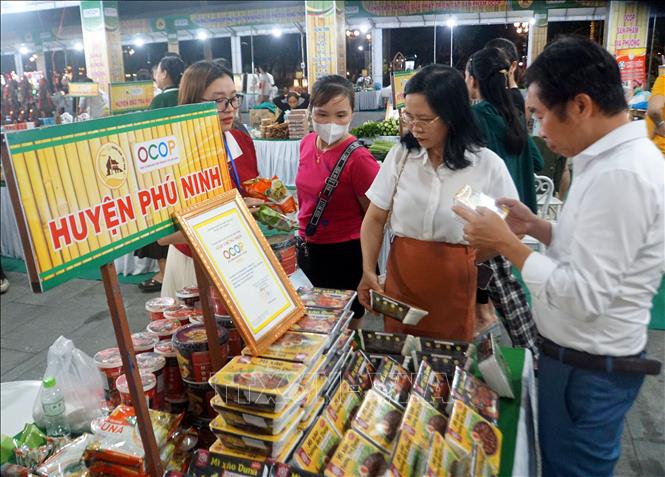 Người dân tham quan, mua sắm tại triển lãm. Ảnh: Trịnh Bang Nhiệm - TTXVN