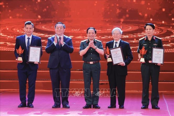 Trưởng Ban Tuyên giáo và Dân vận Trung ương Nguyễn Trọng Nghĩa và Thượng tướng Trịnh Văn Quyết, Chủ nhiệm Tổng cục Chính trị Quân đội nhân dân Việt Nam trao giải A cho các tác giả đoạt giải. Ảnh: Minh Quyết - TTXVN
