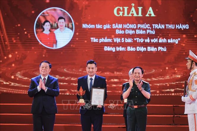 Trưởng Ban Tuyên giáo và Dân vận Trung ương Nguyễn Trọng Nghĩa và Thượng tướng Trịnh Văn Quyết, Chủ nhiệm Tổng cục Chính trị Quân đội nhân dân Việt Nam trao giải A cho các tác giả đoạt giải. Ảnh: Minh Quyết - TTXVN