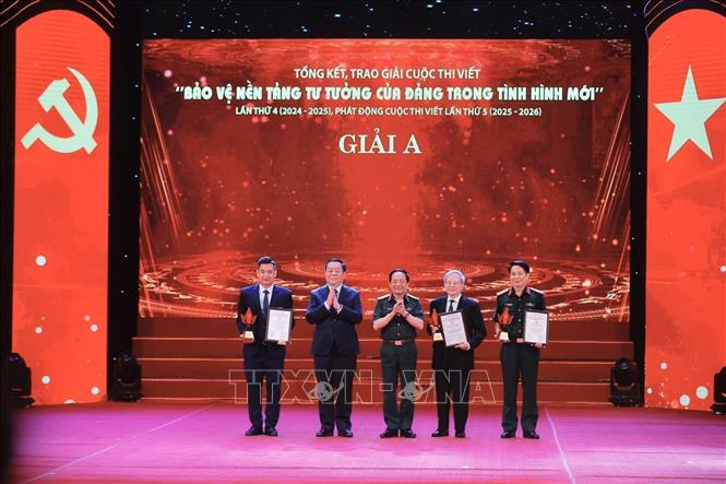 Trưởng Ban Tuyên giáo và Dân vận Trung ương Nguyễn Trọng Nghĩa và Thượng tướng Trịnh Văn Quyết, Chủ nhiệm Tổng cục Chính trị Quân đội nhân dân Việt Nam trao giải A cho các tác giả đoạt giải. Ảnh: Minh Quyết - TTXVN