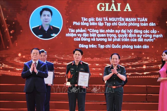 Trưởng Ban Tuyên giáo và Dân vận Trung ương Nguyễn Trọng Nghĩa và Thượng tướng Trịnh Văn Quyết, Chủ nhiệm Tổng cục Chính trị Quân đội nhân dân Việt Nam trao giải A cho các tác giả đoạt giải. Ảnh: Minh Quyết - TTXVN