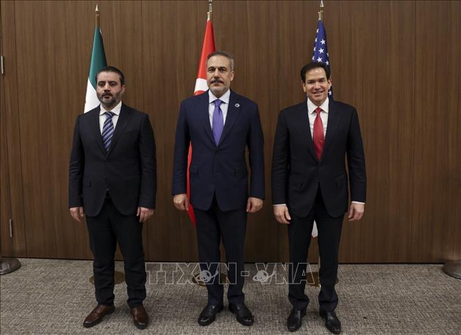 Ngoại trưởng Mỹ Marco Rubio (phải), Ngoại trưởng Thổ Nhĩ Kỳ Hakan Fidan (giữa) và Ngoại trưởng Syria Assad Hassan Shayban trong cuộc gặp ở Antalya (Thổ Nhĩ Kỳ) ngày 15/5/2025. Ảnh: Getty Images/TTXVN 