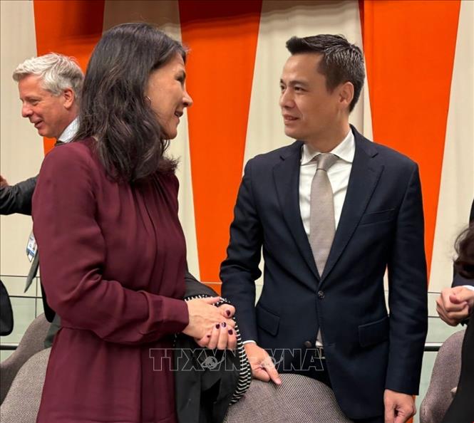 Đại sứ Đặng Hoàng Giang trao đổi với bà Annalena Baerbock bên lề phiên đối thoại. Ảnh: Hoài Thanh - PV TTXVN tại Mỹ