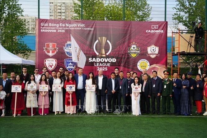 Ban tổ chức và các đại biểu tham dự Lễ khai mạc giải bóng đá Sadovod League 2025 chụp ảnh lưu niệm. Ảnh: TTXVN phát 