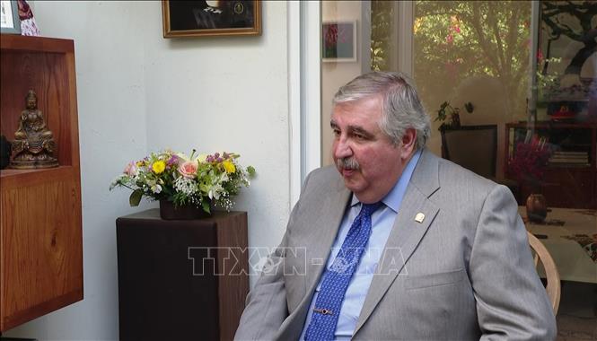 Thẩm phán Ricardo Alfredo Sodi Cuellar, Chủ tịch Tòa án Công lý bang Mexico (Estado de Mexico) chia sẻ với phóng viên TTXVN về những ấn tượng của ông về Chủ tịch Hồ Chí Minh- vị lãnh tụ vĩ đại của dân tộc Việt Nam. Ảnh: Phương Lan- PV TTXVN tại Mexico