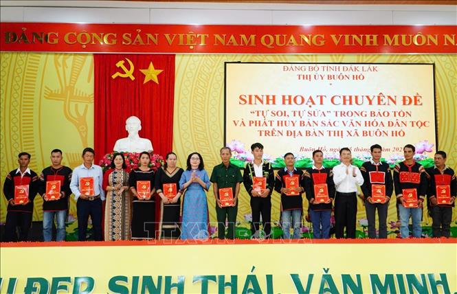 Năm 2024, Đảng bộ thị xã Buôn Hồ đã xây dựng được 102 “Sổ tiết kiệm Búa liềm vàng”, trao tặng 99 đảng viên khó khăn là người đồng bào dân tộc thiểu số tại buôn kết nghĩa. Ảnh: TTXVN phát