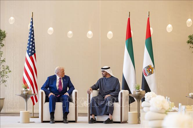 Tổng thống Mỹ Donald Trump (trái) và Tổng thống UAE Sheikh Mohamed bin Zayed Al Nahyan tại cuộc gặp ở Abu Dhabi ngày 15/5/2025. Ảnh: AA/TTXVN