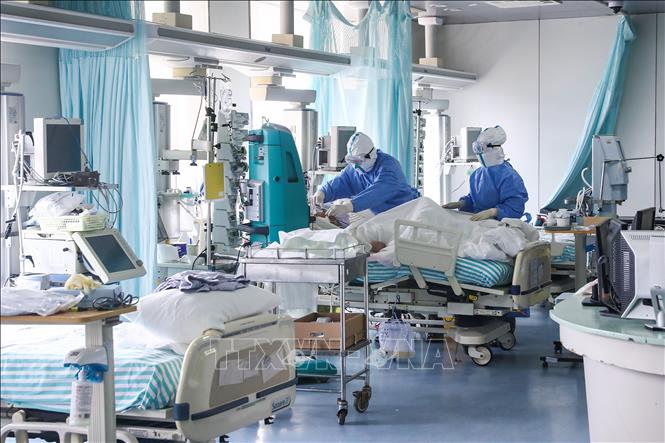 (Tư liệu) Nhân viên y tế điều trị cho bệnh nhân mắc COVID-19 tại bệnh viện ở Bắc Kinh, Trung Quốc ngày 13/2/2020. Ảnh: THX/TTXVN