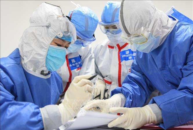 (Tư liệu) Nhân viên y tế kiểm tra thông tin bệnh nhân mắc COVID-19 tại bệnh viện ở Vũ Hán, Trung Quốc ngày 14/2/2020. Ảnh: THX/TTXVN