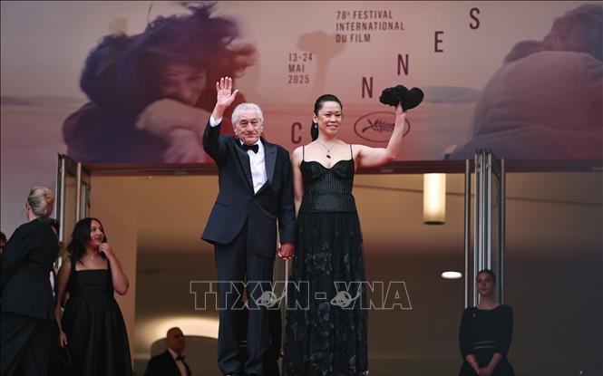 Liên hoan phim (LHP) Cannes lần thứ 78, sự kiện điện ảnh danh giá bậc nhất hành tinh, diễn ra từ ngày 13 đến 24/5/2025 tại Cannes, Pháp. Năm nay, 22 tác phẩm điện ảnh đầy hứa hẹn sẽ bước vào một cuộc tranh tài nghệ thuật kịch tính, với mục tiêu cao nhất - Cành cọ Vàng danh giá. Một trong những khoảnh khắc đáng nhớ nhất của lễ khai mạc năm nay sẽ là sự vinh danh huyền thoại Robert De Niro (trái, phía trước) với Cành cọ Vàng danh dự - một sự ghi nhận đầy xứng đáng cho những đóng góp không thể đo đếm của ông đối với điện ảnh thế giới. Ảnh: THX/TTXVN