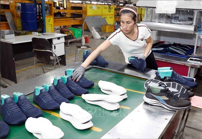 Công ty Cổ phần Giày Hồng An (Lương Sơn, Hòa Bình) mỗi năm xuất khẩu hàng triệu sản phẩm sang thị trường Mỹ, EU. Ảnh: Trần Việt - TTXVN