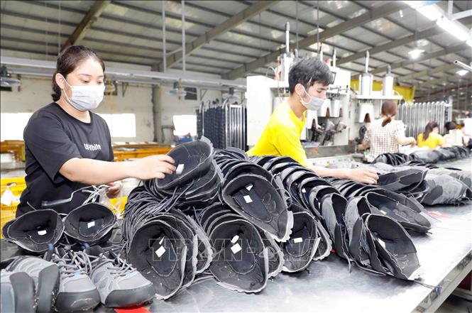 Công ty Cổ phần Giày Hồng An (Lương Sơn, Hòa Bình) mỗi năm xuất khẩu hàng triệu sản phẩm sang thị trường Mỹ, EU. Ảnh: Trần Việt - TTXVN