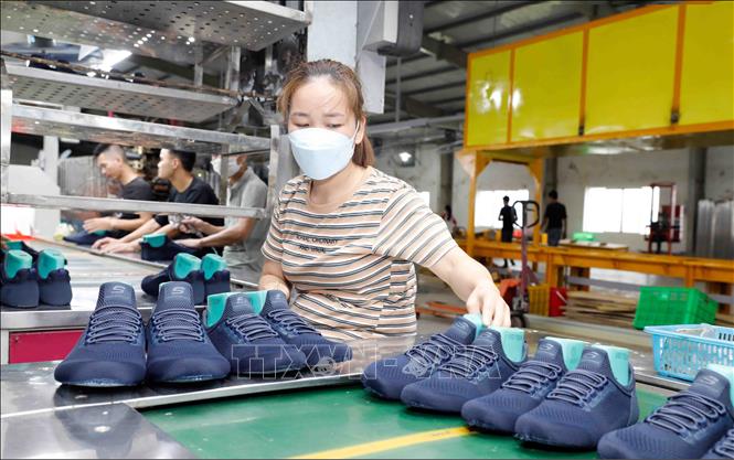 Công ty Cổ phần Giày Hồng An (Lương Sơn, Hòa Bình) mỗi năm xuất khẩu hàng triệu sản phẩm sang thị trường Mỹ, EU. Ảnh: Trần Việt - TTXVN