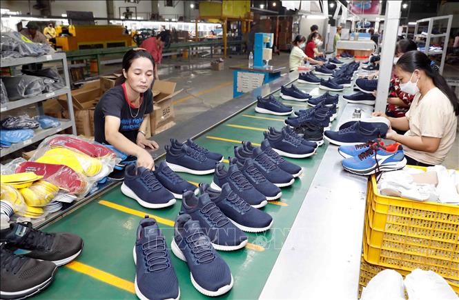 Công ty Cổ phần Giày Hồng An (Lương Sơn, Hòa Bình) mỗi năm xuất khẩu hàng triệu sản phẩm sang thị trường Mỹ, EU. Ảnh: Trần Việt - TTXVN