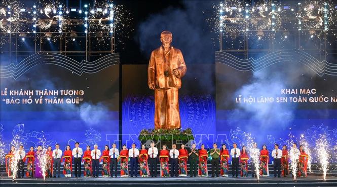 Tổng Bí thư Tô Lâm và các đại biểu thực hiện nghi thức cắt băng khánh thành Tượng 