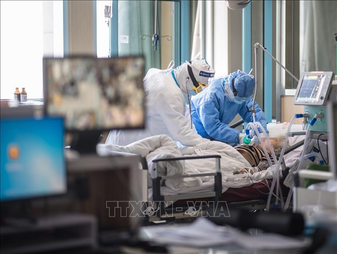 (Tư liệu) Nhân viên y tế điều trị cho bệnh nhân mắc COVID-19 tại bệnh viện ở Vũ Hán, Trung Quốc ngày 22/2/2020. Ảnh: THX/TTXVN